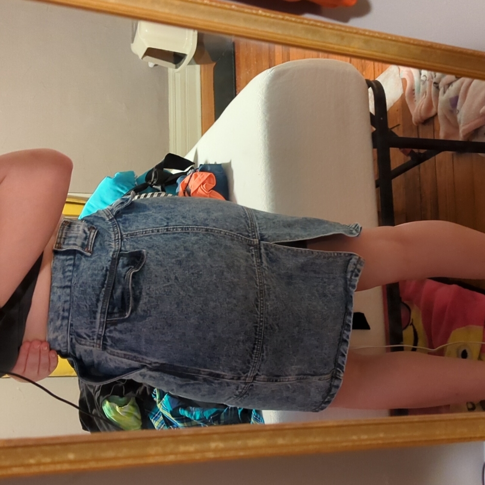 High-waisted blue jean skirt. Size 9/10. Free Agent